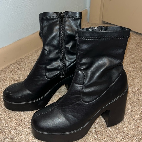 Forever 21 Black Mid Length Platform Boots - Picture 2 of 8